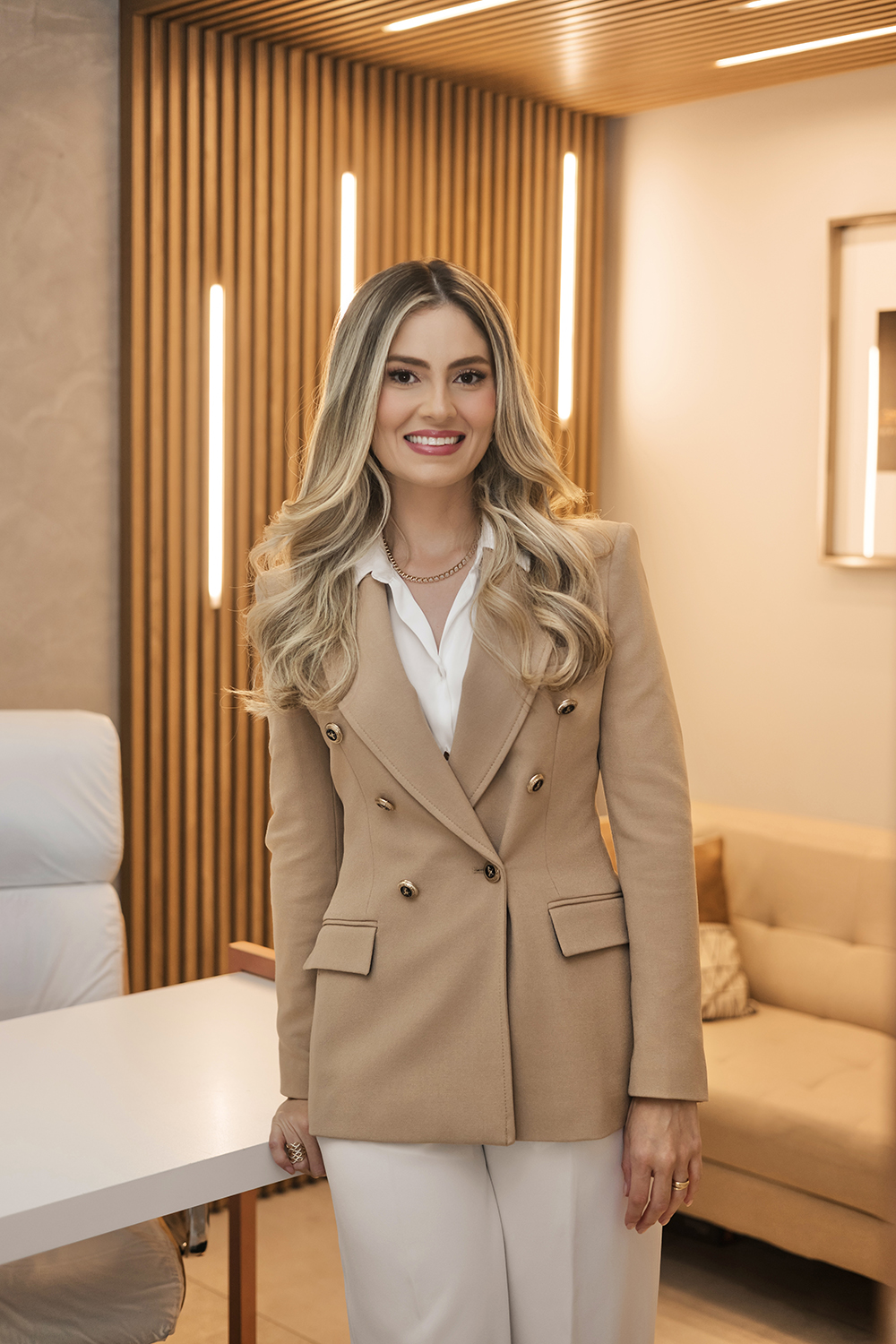 Foto da psicóloga Secyliana Braz em seu consultório